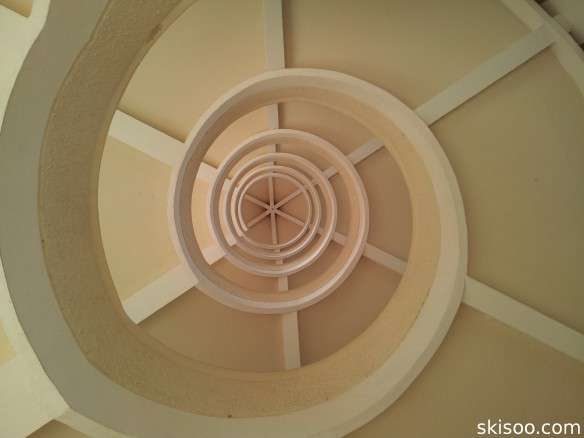 L'escalier en spirale à l'intérieur de la pagode